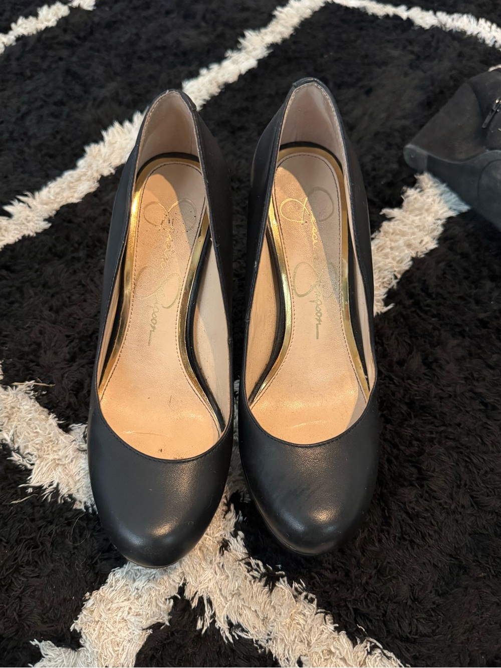 Jessica Simpson Black Leather Round-Toe Pumps